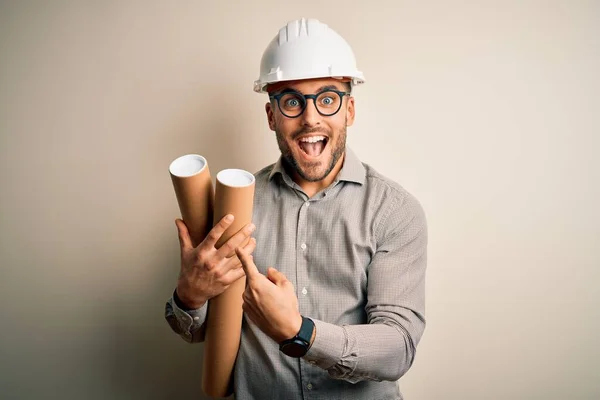 Junger Architekt Trägt Auftragnehmer Helm Hält Projektpapier Plan Über Isoliertem — Stockfoto