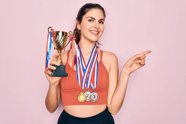 Joven Hermosa Atleta Ganadora Fitness Mujer Con Medallas Deportivas Trofeo — Foto de Stock