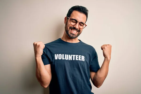 Homem Bonito Com Barba Vestindo Camiseta Com Mensagem Voluntária Sobre — Fotografia de Stock