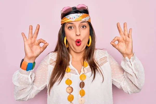 Joven Mujer Hippie Hispana Usando Estilo Boho Moda Gafas Sol —  Fotos de Stock