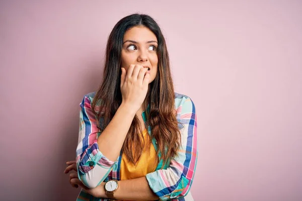 Junge Schöne Brünette Frau Die Legeres Buntes Hemd Trägt Und — Stockfoto