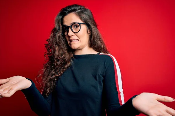 Joven Mujer Hermosa Con Pelo Rizado Usando Suéter Gafas Sobre —  Fotos de Stock