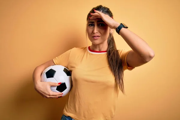 Mooie Brunette Speler Vrouw Voetballen Met Behulp Van Voetbal Gele — Stockfoto