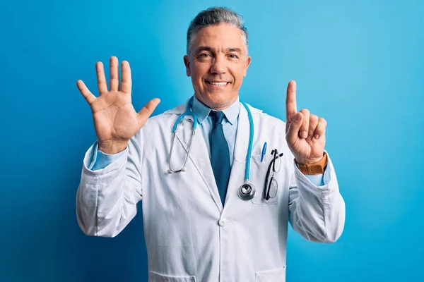 Średniego Wieku Przystojny Siwowłosy Lekarz Płaszczu Niebieskim Stetoskopie Pokazując Wskazując — Zdjęcie stockowe