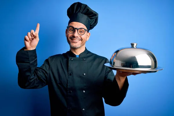 Joven Chef Guapo Con Uniforme Sombrero Sosteniendo Bandeja Camarero Con — Foto de Stock