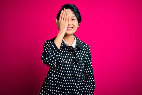 Молода Красива Азіатська Дівчина Повсякденній Куртці Стоїть Над Ізольованим Рожевим — стокове фото