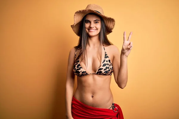 Joven Mujer Morena Hermosa Vacaciones Con Traje Baño Sombrero Verano —  Fotos de Stock