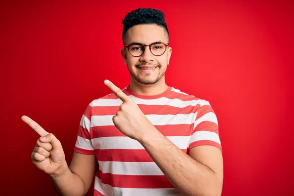 Junger Gutaussehender Mann Lässig Gestreiftem Shirt Und Brille Vor Isoliertem — Stockfoto