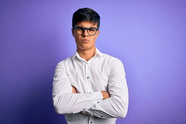 Jovem Homem Negócios Bonito Vestindo Camisa Óculos Sobre Fundo Roxo — Fotografia de Stock