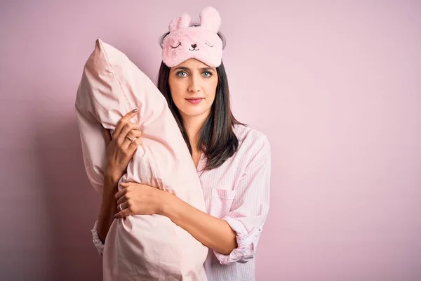 Ung Brunett Kvinna Med Blå Ögon Bär Pyjamas Krama Sängen — Stockfoto