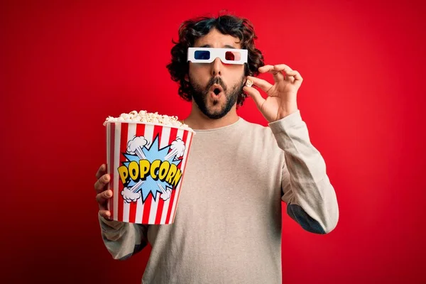 Junger Gutaussehender Mann Mit Bart Der Einen Film Mit Popcorn — Stockfoto