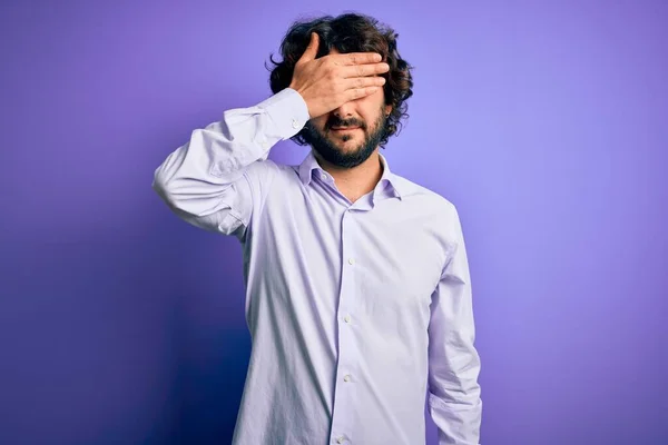 Mladý Pohledný Obchodník Vousy Košili Stojící Nad Purpurovým Pozadím Zakrývající — Stock fotografie