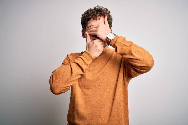 Ung Blond Stilig Man Med Lockigt Hår Bär Casual Tröja — Stockfoto