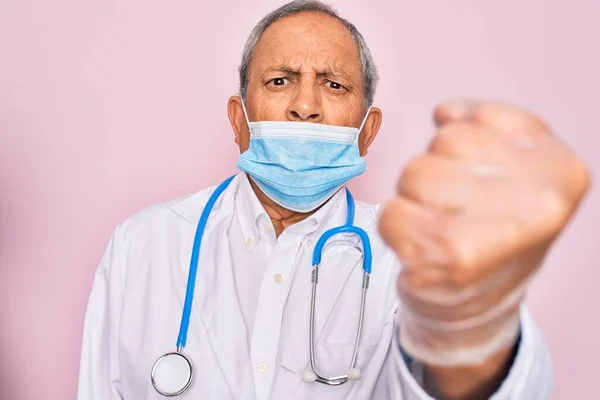 Senior Hoary Doctor Hombre Usando Máscara Médica Estetoscopio Sobre Fondo — Foto de Stock