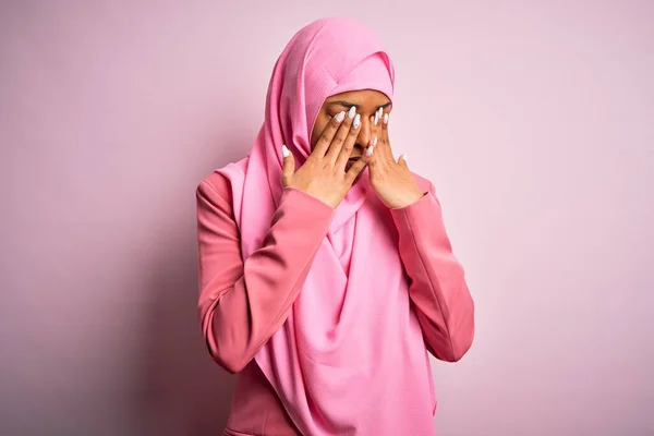 Mujer Afro Afroamericana Joven Que Usa Hiyab Musulmán Sobre Fondo — Foto de Stock