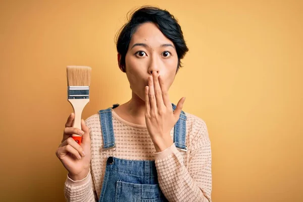 Jonge Mooie Chinese Vrouw Schilderen Houden Verf Borstel Geïsoleerde Gele — Stockfoto