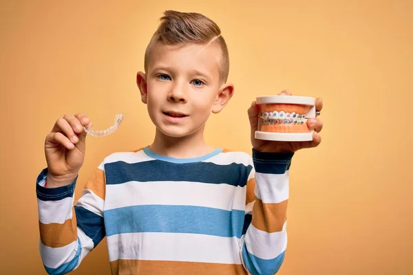 Niño Pequeño Sosteniendo Prótesis Ortodóncica Profesional Con Ortodoncia Metálica Alineador — Foto de Stock