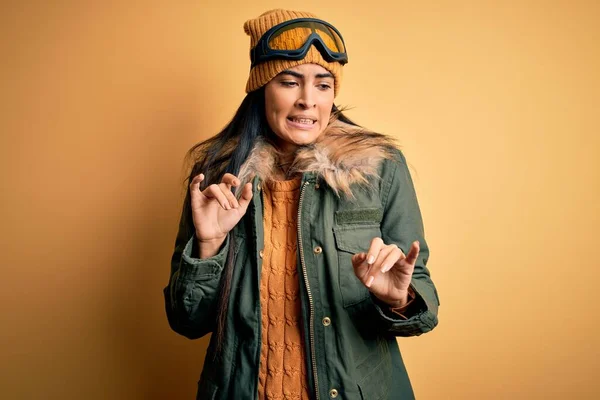 Mujer Hispana Hermosa Joven Con Gafas Esquí Abrigo Para Clima —  Fotos de Stock