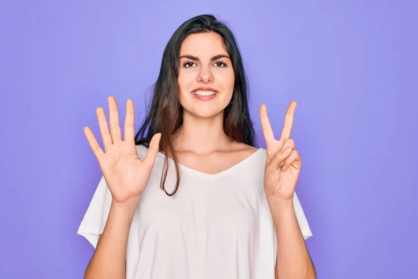 Junge Schöne Brünette Frau Trägt Legeres Weißes Shirt Über Lila — Stockfoto