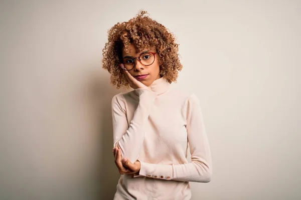Junge Afrikanisch Amerikanische Frau Mit Rollkragenpullover Und Brille Vor Weißem — Stockfoto