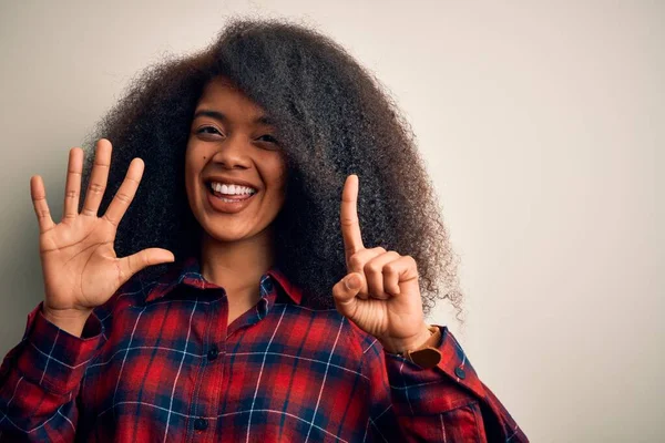 Jong Mooi Afrikaans Amerikaans Vrouw Dragen Casual Shirt Geïsoleerde Achtergrond — Stockfoto