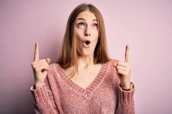 Young Beautiful Redhead Woman Wearing Casual Sweater Isolated Pink Background — Stock Photo, Image