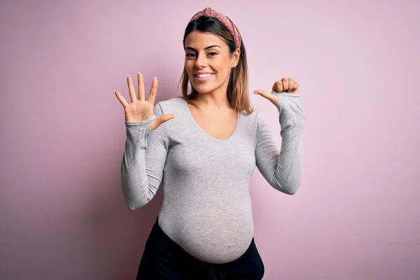 Ung Vacker Brunett Kvinna Gravid Förväntar Barn Över Isolerad Rosa — Stockfoto