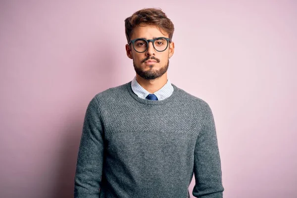 Junger Gutaussehender Mann Mit Bart Brille Und Pullover Vor Rosa — Stockfoto