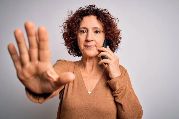 Lockige Frau Mittleren Alters Unterhält Sich Auf Dem Smartphone Vor — Stockfoto