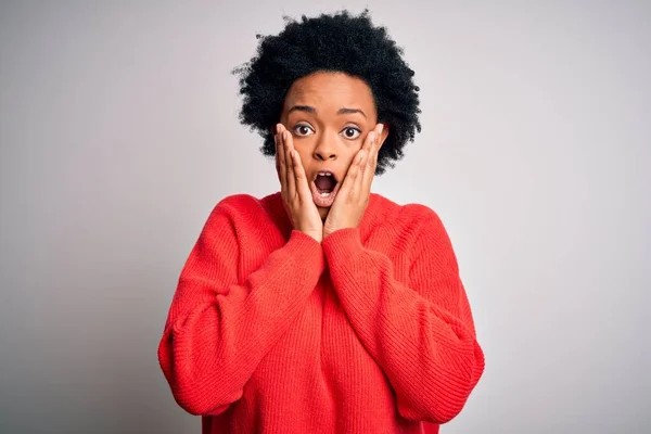 Giovane Bella Afro Donna Afro Americana Con Capelli Ricci Indossa — Foto Stock