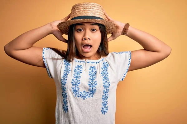 Joven Hermosa Chica Asiática Vistiendo Casual Camiseta Sombrero Pie Sobre —  Fotos de Stock