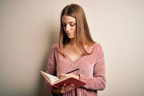 Молода Красива Руда Студентка Читає Книгу Ізольована Білому Тлі Впевненим — стокове фото