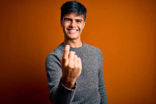 Jovem Homem Bonito Vestindo Camisola Casual Sobre Fundo Laranja Isolado — Fotografia de Stock