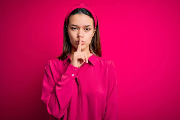 Joven Chica Morena Hermosa Con Camisa Casual Pie Sobre Fondo — Foto de Stock