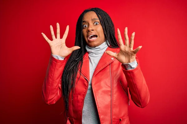 Mujer Afroamericana Joven Con Chaqueta Cuero Moda Fresca Sobre Fondo —  Fotos de Stock