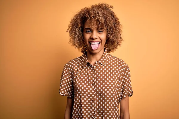 Mladý Krásný Africký Američan Žena Sobě Ležérní Košili Stojící Nad — Stock fotografie
