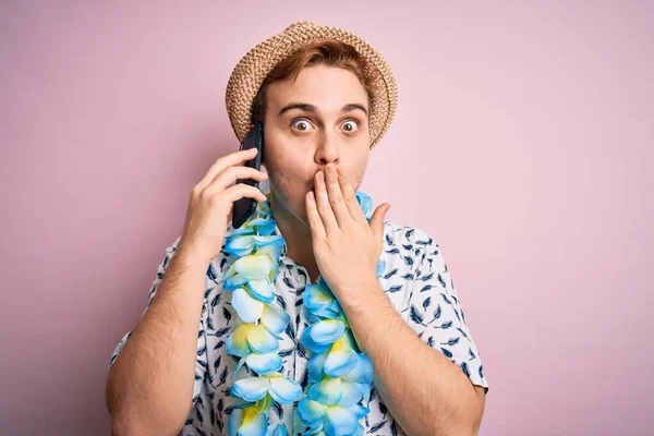 Jongeman Vakantie Met Hoed Hawaïaanse Lei Gesprek Met Smartphone Mond — Stockfoto