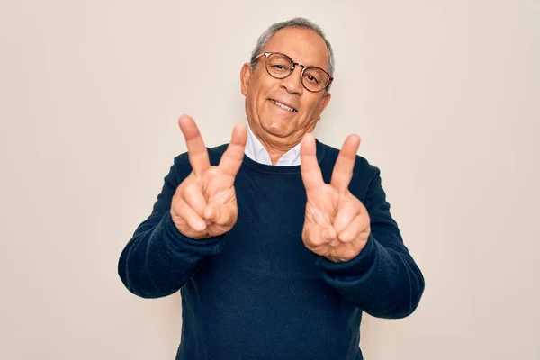 Senior Stilig Gråhårig Man Bär Tröja Och Glasögon Över Isolerade — Stockfoto