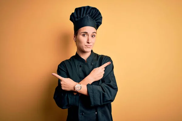 Güzel Aşçı Üniforması Giyen Sarı Arka Planda Duran Şapkalı Genç — Stok fotoğraf