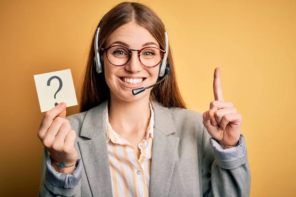 Junge Rothaarige Callcenter Agentin Mit Headset Hält Fragezeichen Erinnerung Überrascht — Stockfoto