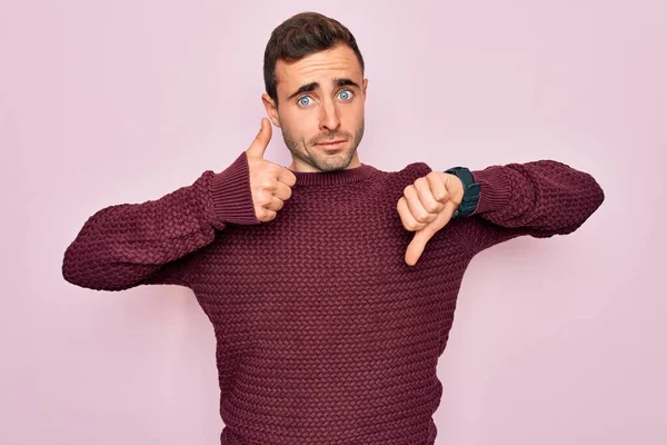 Junger Gutaussehender Mann Mit Blauen Augen Lässigem Pullover Vor Rosa — Stockfoto