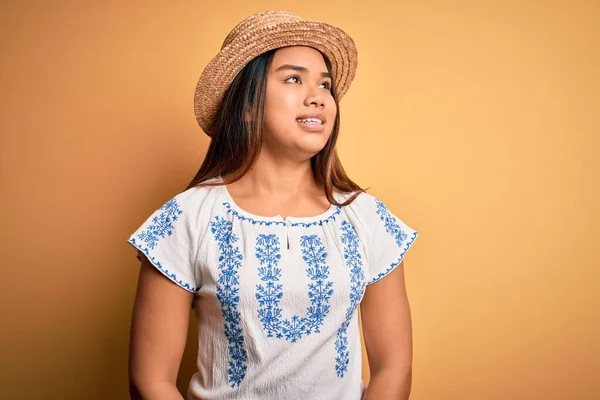 Jong Mooi Aziatisch Meisje Dragen Casual Shirt Hoed Staan Gele — Stockfoto