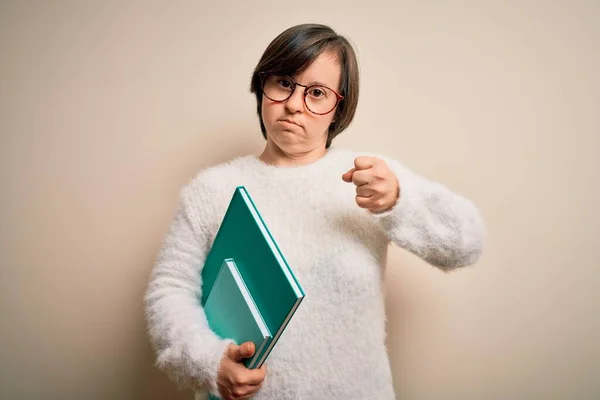 Kütüphaneden Kitap Okuyan Genç Sendromlu Kadın Öfkeli Sinirli Bir Şekilde — Stok fotoğraf