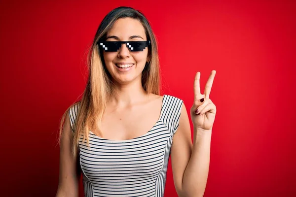Jovem Bela Mulher Morena Vestindo Engraçada Vida Bandido Óculos Sol — Fotografia de Stock