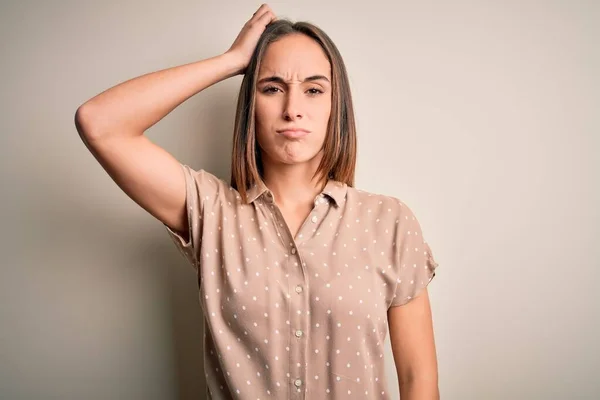 Jovem Mulher Bonita Vestindo Camisa Casual Sobre Fundo Branco Isolado — Fotografia de Stock