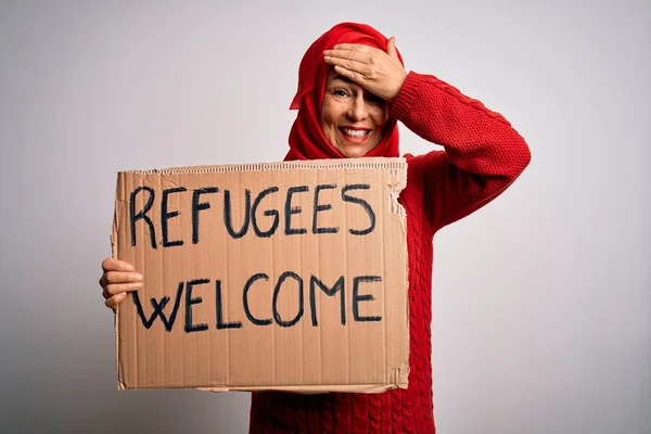 Γυναίκα Φορώντας Muslim Μαντίλα Ζητώντας Μετανάστευση Κρατώντας Μήνυμα Καλωσορίσματος Προσφύγων — Φωτογραφία Αρχείου