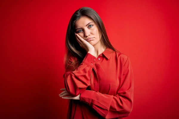 Jonge Mooie Vrouw Met Blauwe Ogen Dragen Casual Shirt Staan — Stockfoto