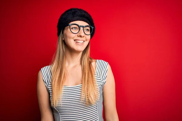 Mulher Loira Bonita Com Olhos Azuis Vestindo Boina Francesa Óculos — Fotografia de Stock