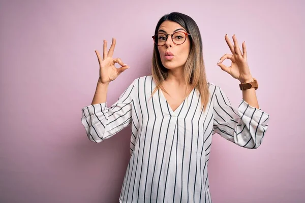 Joven Hermosa Mujer Con Casual Rayas Camiseta Gafas Sobre Fondo — Foto de Stock