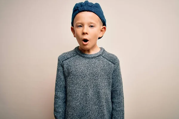 Jonge Kleine Blanke Jongen Met Blauwe Ogen Met Wollen Kap — Stockfoto